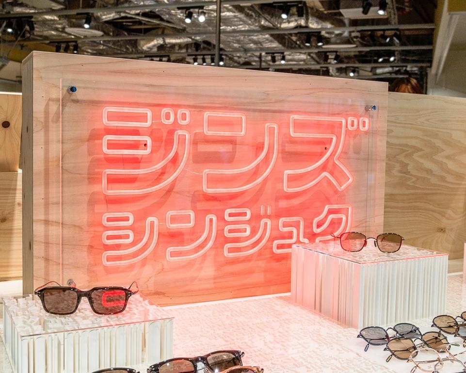 メガネ作りの待ち時間はコーヒーと共に。カフェやアートも楽しめる世界最大の「JINS新宿店」が誕生！