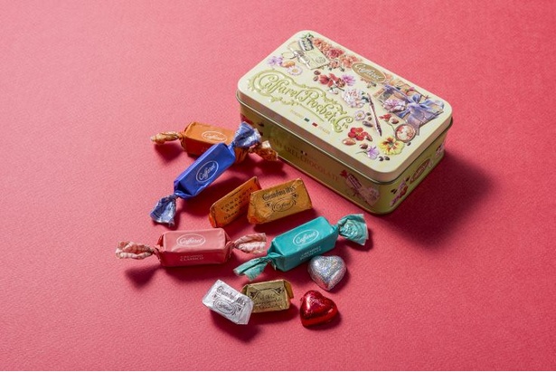 【写真を見る】アンティークなデザインの缶は華やかにしたいバレンタインにぴったり！カファレルの「カファレルバレンタイン ジョイア」(1620円)