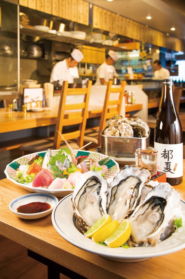カキはもちろん、新鮮な鮮魚と日本酒も売りで、オリジナルの日本酒「都夏」(グラス800円)もある。刺身盛り五種(2,008円)は内容が日替りでボリューム満点の約7点！
