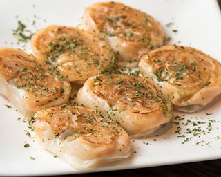 女子に人気の「餃子で一杯の場末のバー」 札幌・すすきの「餃子の松」