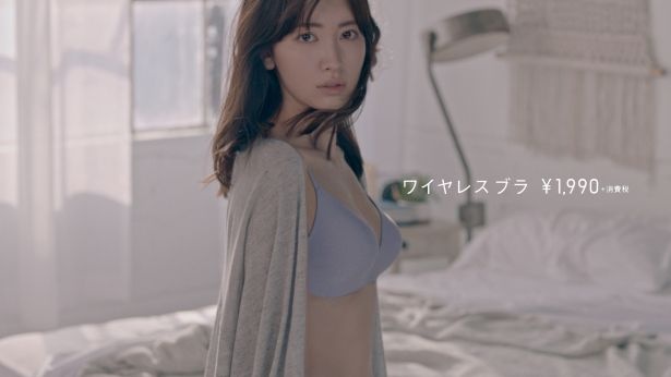 【写真特集】小嶋陽菜ユニクロCM 美胸ショット 2/20