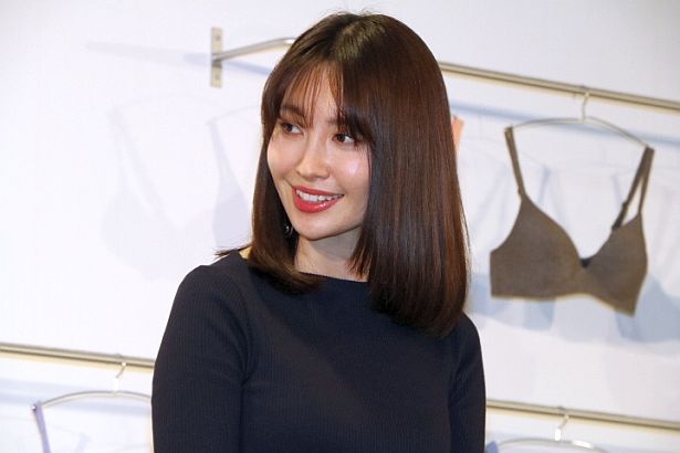【写真特集】小嶋陽菜ユニクロCM 美胸ショット 9/20