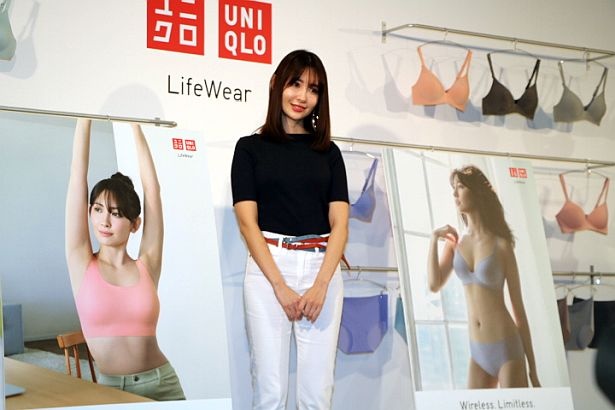 【写真特集】小嶋陽菜ユニクロCM 美胸ショット 17/20