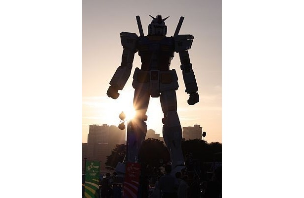 今度はガンダムの代表的な装備である「ビームサーベル」を右手に持つ！