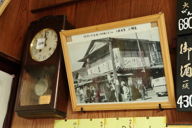 店内に飾られていた昭和30年ごろの写真。隣の振り子時計もいい味を出している