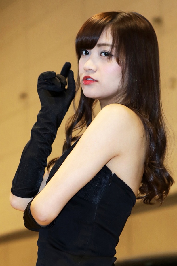 「eS4」(2号館/213)のブースで見つけた美人コンパニオン