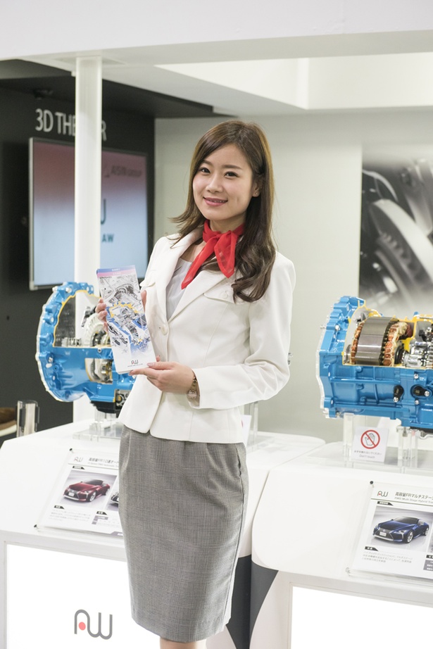 「札幌モーターショー2018」より、「アイシン・エィ・ダブリュ」のブースで見つけた美人コンパニオン