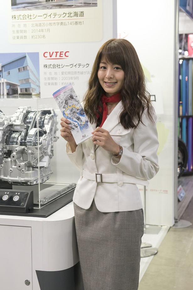 「札幌モーターショー2018」より、「アイシン・エィ・ダブリュ」のブースで見つけた美人コンパニオン