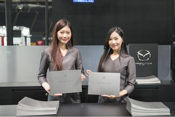 「札幌モーターショー2018」より、「マツダ」のブースで見つけた美人コンパニオン