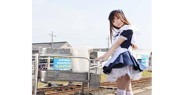 ワゴンを押すメイドさんはやっぱりキュート！