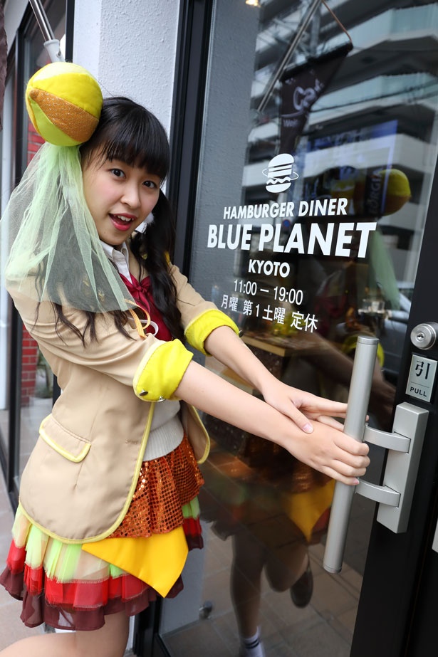 大きなドアを開けて入ります。「こんバーガー！」