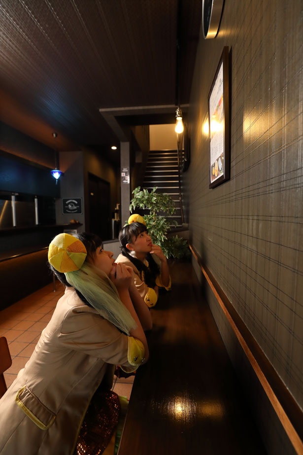 一階には長いカウンター席がある