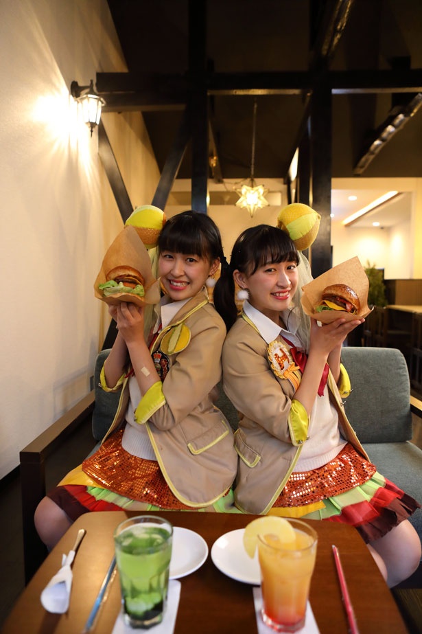 「2階のソファー席でハンバーガーいただきまーす！」