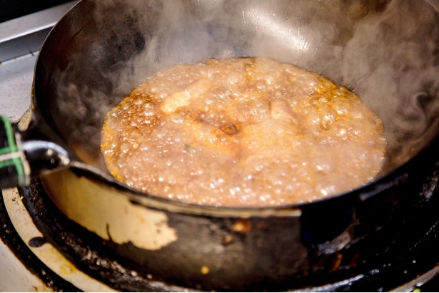 たっぷりのニンニクと酒でじっくりと蒸し焼きに。この調理法がトンテキの絶妙な肉のやわらかさを生む