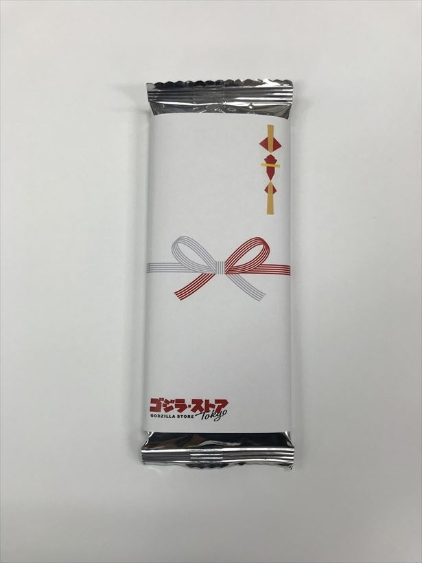 【写真を見る】店舗限定販売の「のし袋板チョコレート」は「ヤシオリ作戦成功祝い」「巨大不明生物特設災害対策本部」「ゴジラ・ストアのし」の全3種