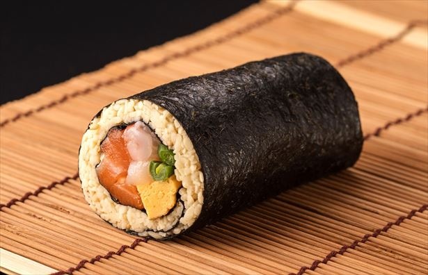 【写真を見る】かぶりついた瞬間から海鮮の旨味を存分に楽しめる「小樽海鮮恵方巻(880円)」
