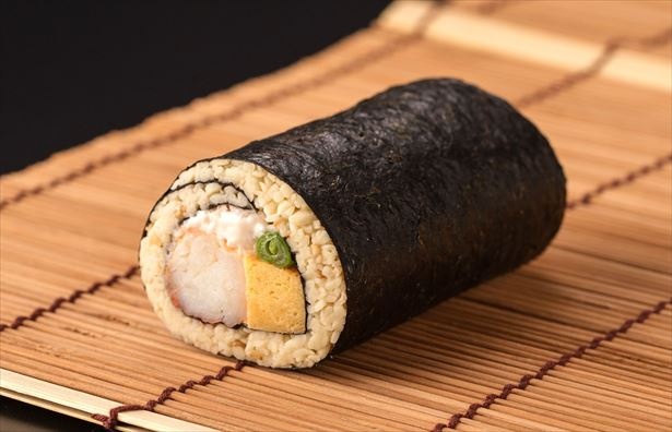 カニの旨味をダイレクトに味わえる贅沢な「小樽タラバガニ恵方巻(980円)」