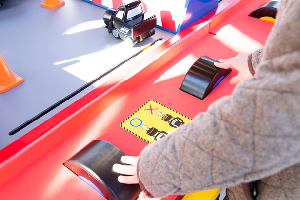 「カーズ」のゲームは、手元にある縦型と横型のタイヤを回して操作