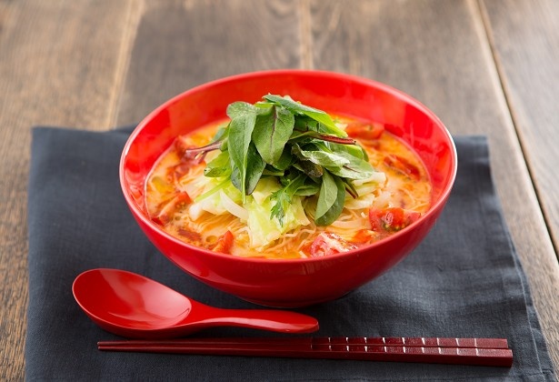 一風堂の豚骨スープのうま味とトマトソースの酸味がマッチしたポタージュのように濃厚で脂質を抑えたスープが特徴