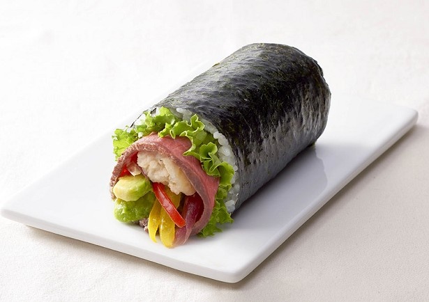 【写真を見る】初登場の「ローストビーフ巻」(ハーフ1181円)は、肉のうま味を凝縮したローストビーフと色鮮やかな野菜を一緒に巻いた1品