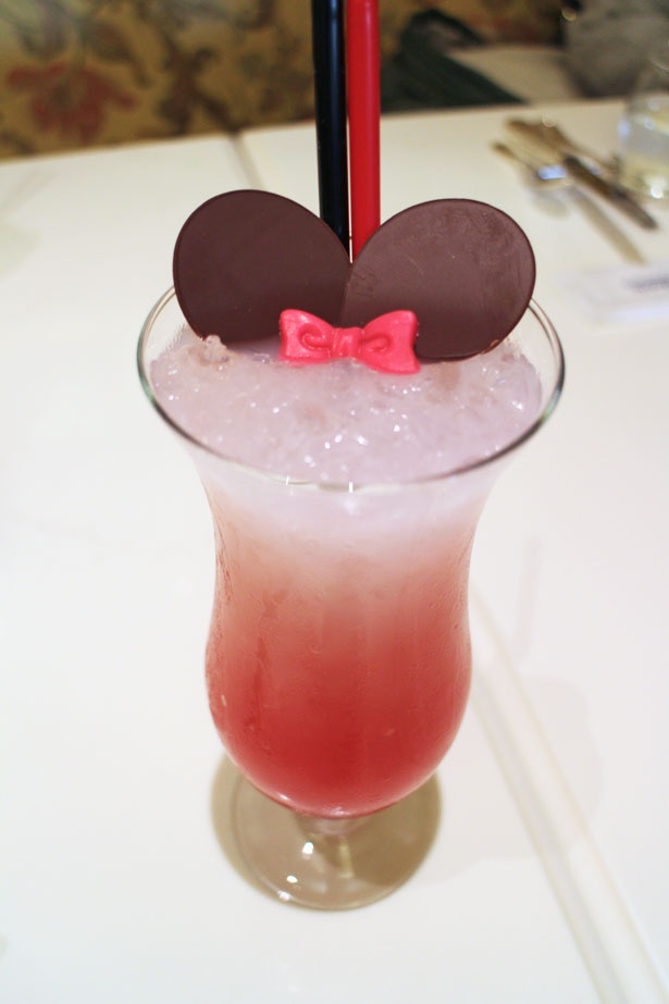 ミニーマウスを表現した一杯も ディズニーホテルの華やかカクテル ウォーカープラス