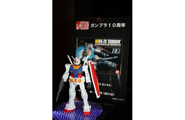 脚も細くなり、ぐっとリアルになった10周年ガンプラ