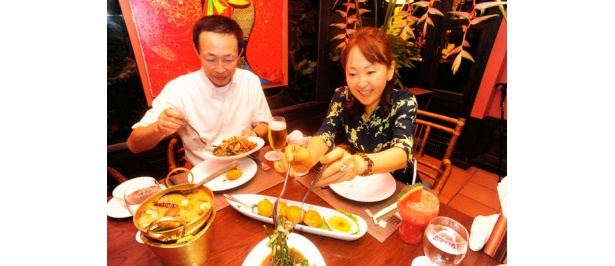 【写真13】シンハビールもすすむ絶品料理に大満足！