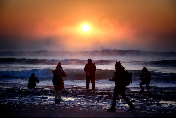 日の出のジュエリーアイスを見ようと大津海岸に集まる人たち