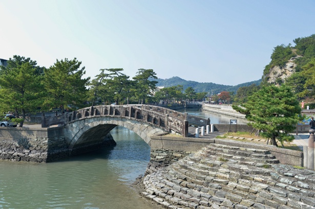 徳川治宝の命により「紀州東照宮」の祭礼である和歌祭の時の、「お成り道」に架けられたアーチ型の石橋「不老橋」