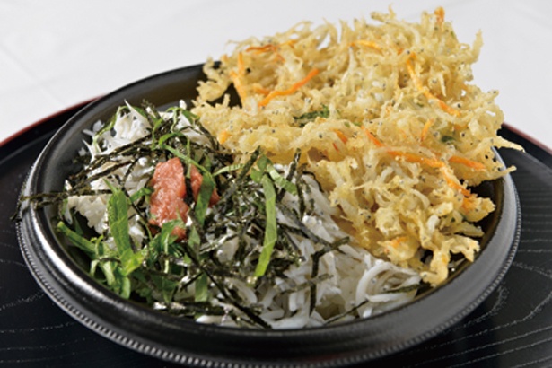 天ぷらと釜揚げシラスが味わえるお得な、やぶ新丼600円