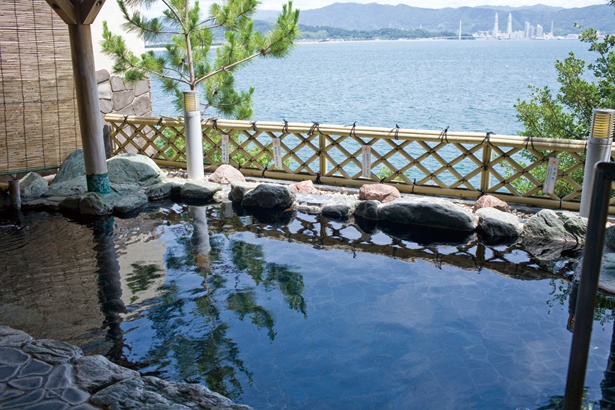 目の前に和歌の浦の絶景が広がる露天風呂「萬葉の湯」
