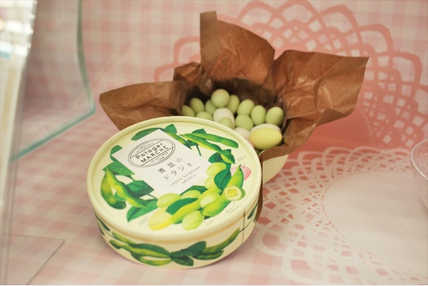 秋田県産の枝豆をベルギー産ホワイトチョコでコーディングした「青豆のドラジェ」(1000円、税抜)