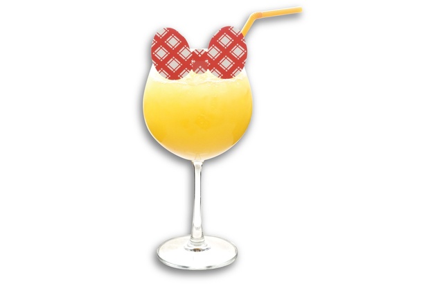 「ドラミちゃんイエロー」(600円)。ドラミちゃんの後ろ姿をイメージしたリボン付きドリンク。パイナップルとレモンのさわやかな味わい