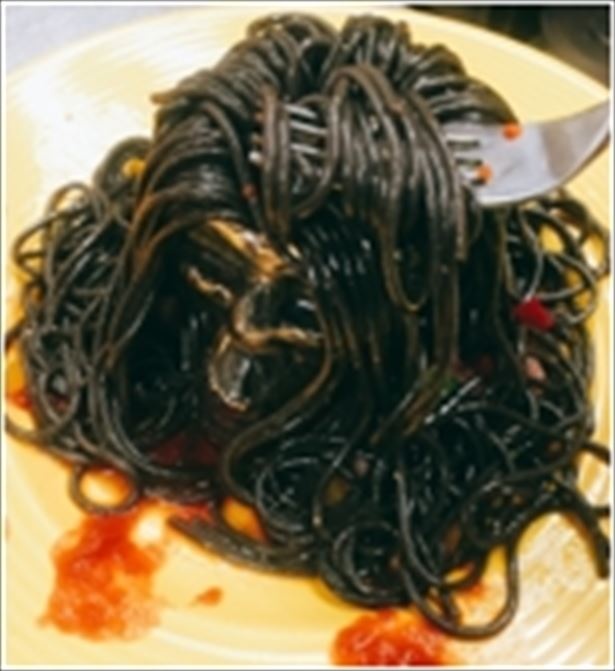 【写真を見る】貞子の黒髪をイメージしたパスタ「にょろい 呪いの“S”(エス)パスタ」(税抜680円)