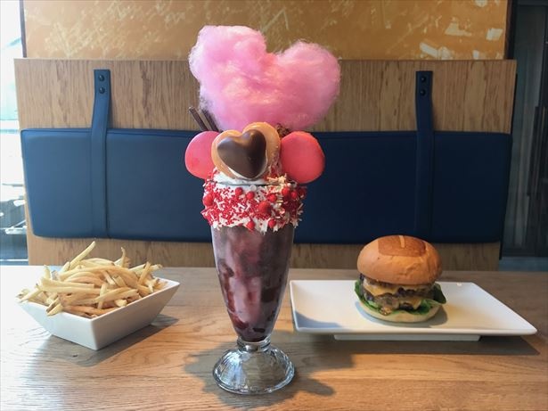 【写真を見る】バレンタインらしいハートをモチーフにしたおよそ10センチの巨大コットンキャンディが主役