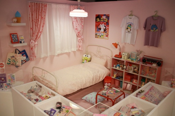 【写真を見る】80年代女子の部屋を再現したコーナー。ピンクの壁にピンクのカーテンがかっていて、“ファンシー”という言葉がピッタリ