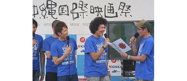 【写真】まさかのハプニングで相方不在！　ガレッジセール川田が急きょ1人でMCを担当