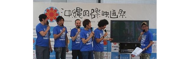 作品を紹介するモニターが小さい。「見えますか？」と観客に声をかける