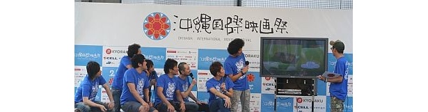 真剣に画面を見つめる