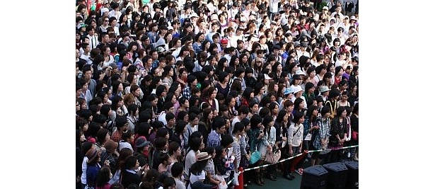 会場の観客がステージにクギ付け