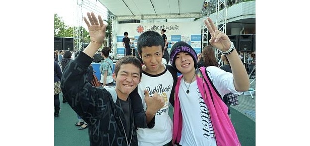 来場者の平良一陛さん、宮里松之さん、玉城大樹さん。「芸人さんをたくさん見られるのがうれしい！」