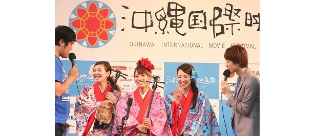 ハムの諸見里も「ういずあす」の3人の甘い香りにうっとり
