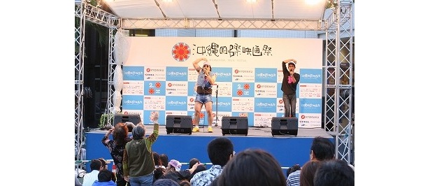 会場にいた“おばぁ”も一緒にダンス！