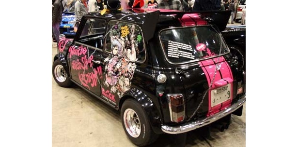 キャラクターデザインを活かしつつも、ピンクと黒のコントラストでキュートなデザインにまとめた所が特徴