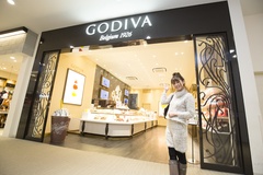 「GODIVA」(2階)では、定番をはじめ、季節限定のコレクションや焼菓子がズラリ。人気のチョコレートドリンクの「ショコリキサー」もチェック！