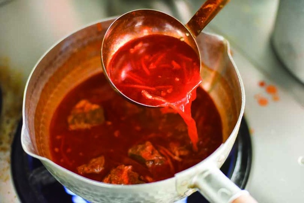 スープはカルビやバラ、ネック、ロースなどさまざまな肉を煮込んでいる。