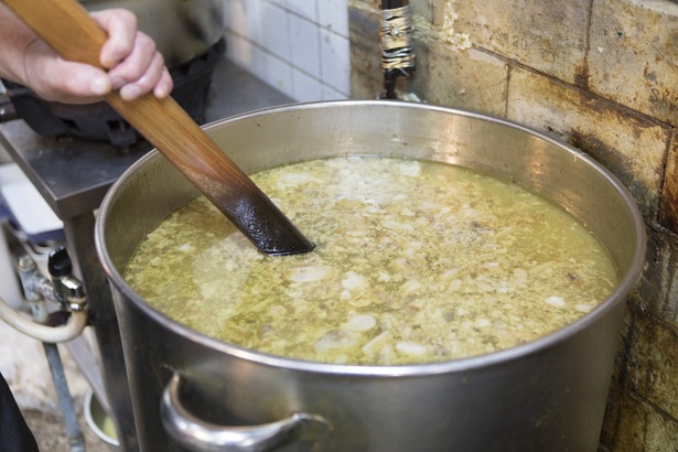 スープは6時間以上かけて炊く。この工程がスープに独特のにごりを与える