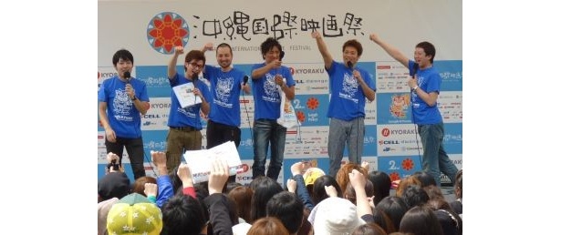 観客もノリノリで「なんくるないさー」
