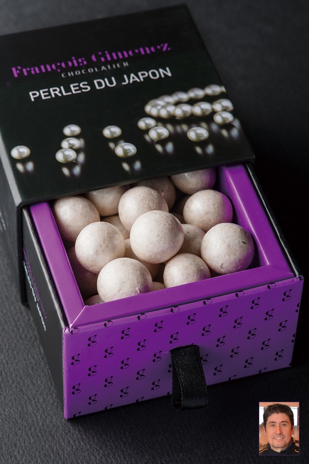 「フランソワ・ジメネーズ」の「ペルル デュ ジャポン」( 2,484円/1箱)。日本の真珠をイメージし、柚子風味のパート・ド・フリュイ(ゼリー)をホワイトチョコレートでコーティング