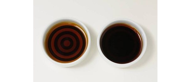 左が新鮮な醤油、右が酸化して黒くなった醤油。一目瞭然だ